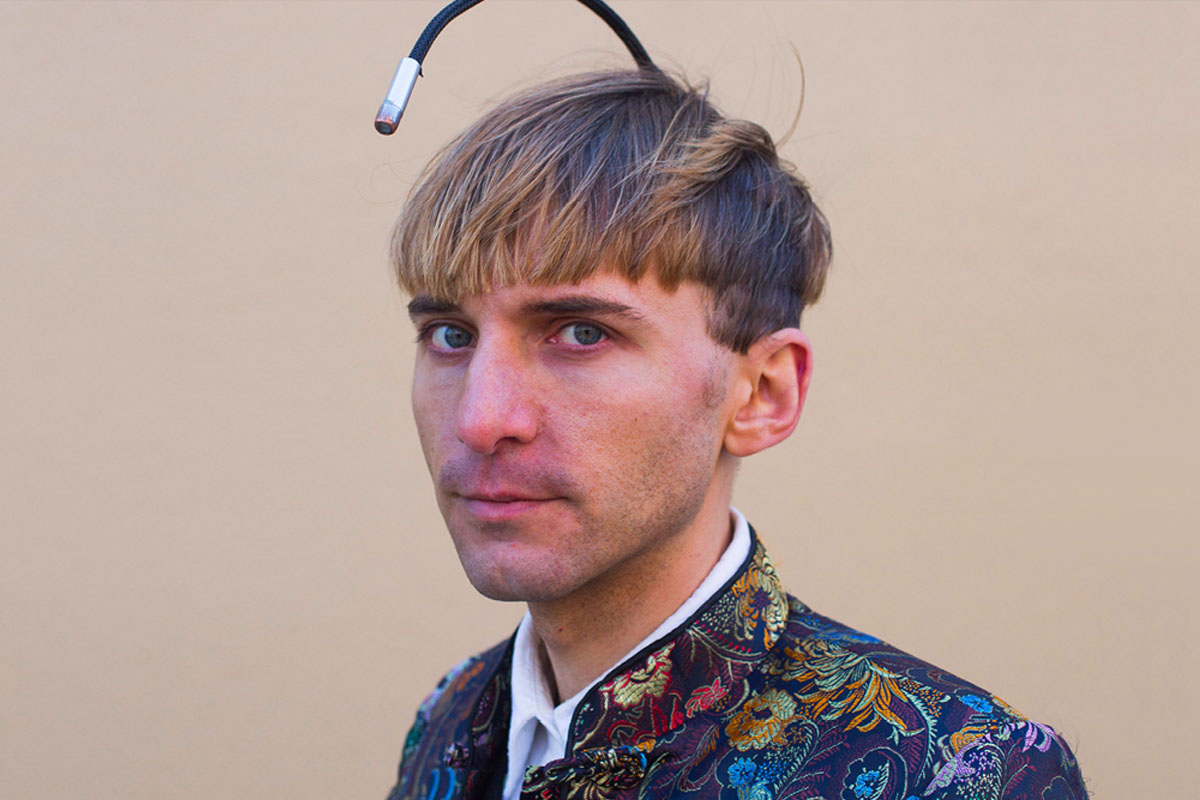 Neil Harbisson y su historia sobre cómo una antena en el cerebro le permite ver colores llega a Espacio C4